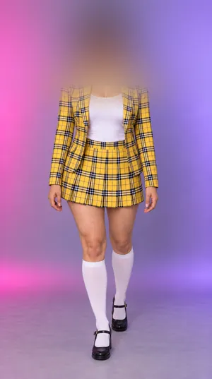 Sorcha nachher: dasselbe Outfit mit kurzem Haar, Kopf verwischt, KI-generiert