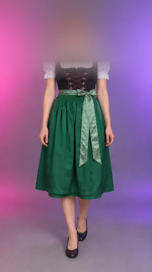 Clara nachher: dasselbe Outfit mit kurzem Haar, Kopf verwischt, KI-generiert